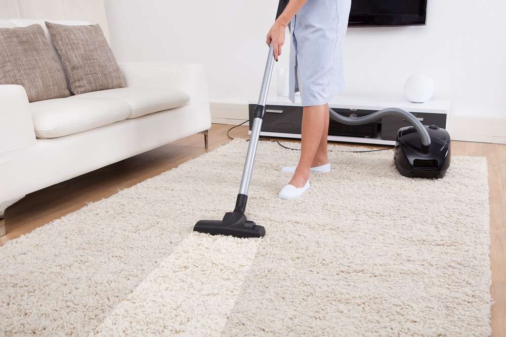 女性清洗地毯起居室吸尘